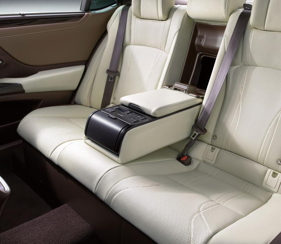 Интерьер Lexus ES300h 2018 года  (JP) (фото 19 из 24)